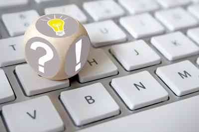 Würfel auf Tastatur mit Rufzeichen und Fragezeichen - © MH - stock.adobe.com