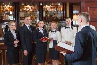 Hotelpersonal bei Meeting - © Andrey - stock.adobe.com