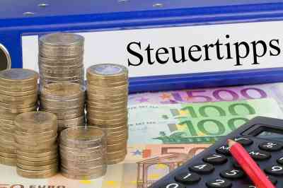 Münzen, Scheine und Taschenrechner - © magele-picture - Adobe Stock.com