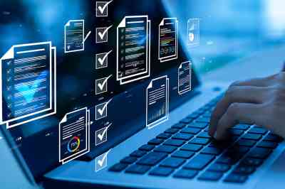 Laptop mit digitaler Checkliste - © Urupong - Adobe Stock.com