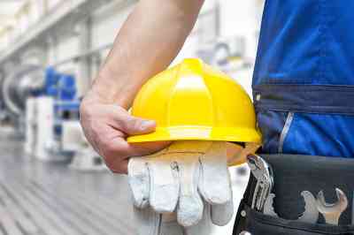 Gelber Arbeitshelm und Handschuhe - © industrieblick - Adobe Stock.com