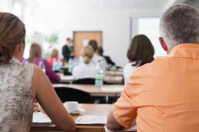 Ältere Personen im Klassenraum - © whitedesk - stock.adobe.com