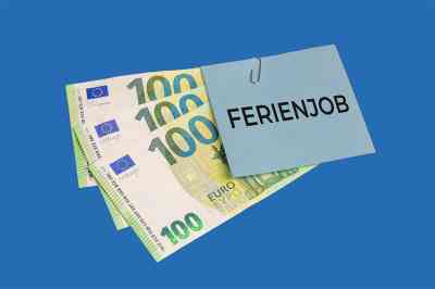 100-Euro-Banknote und Ferienjob - © U. J. Alexander - stock.adobe.com