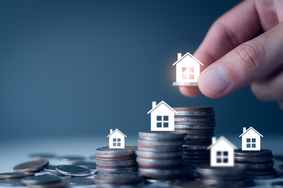 Münzen und Haus-Icons - © LALAKA - stock.adobe.com