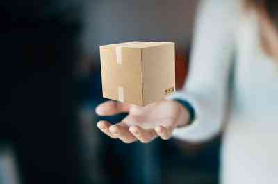 Hand mit kleinem Paket - © Aldeca Productions - stock.adobe.com