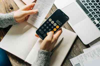 Person mit Smartphone - © Ilona - stock.adobe.com